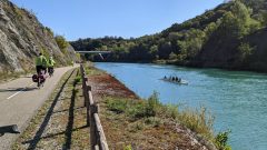 De Virignin (Ain) à Chanaz (Savoie), on pédale sur la voie verte ViaRhôna tout en admirant les sportifs qui agitent leurs avirons en remontant le Rhône. Au loin, sur la photo, le Pont du Lit au Roy que la voie verte emprunte pour changer de rive.